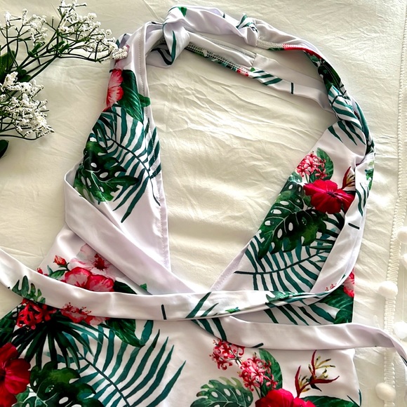 🌿🌴 Sexy Deep Plunge Tropical Print Swim Suit - Picture 2 of 6